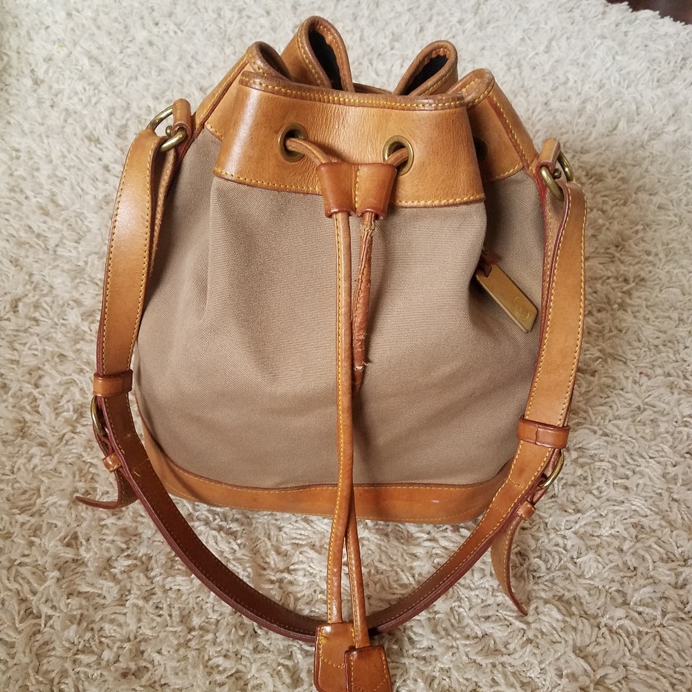 Ladies Dooney and Bourke Bucket bag